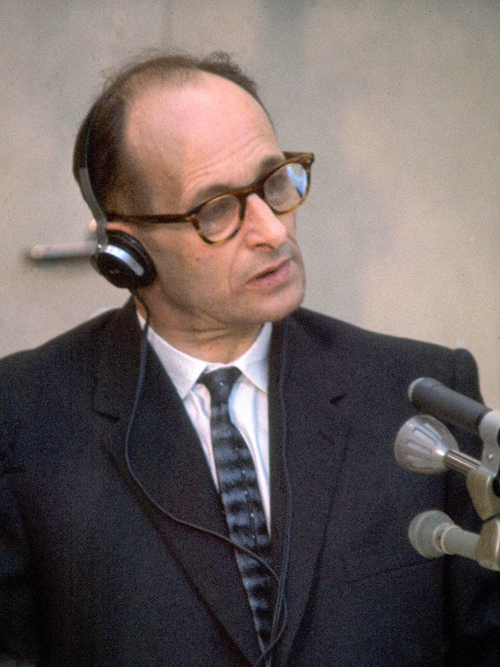 Adolf Eichmann durante su juicio en Jerusalén (1961).