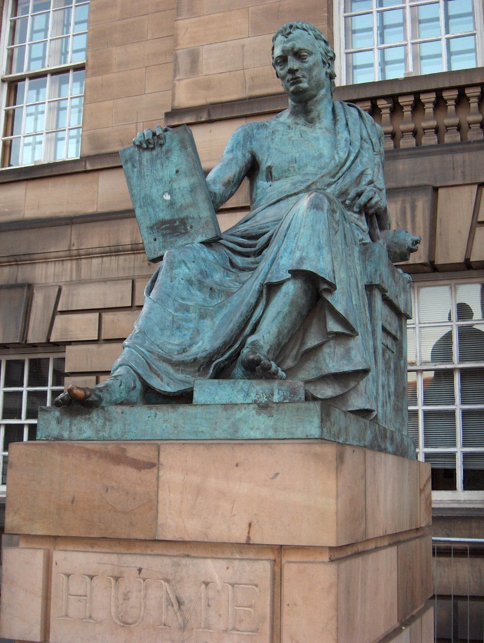 Estatua de Hume en la Royal Mile de Edimburgo, de Alexander Stoddart (1997). Estudiantes y turistas le frotan el dedo gordo del pie derecho para tener suerte: pura costumbre.