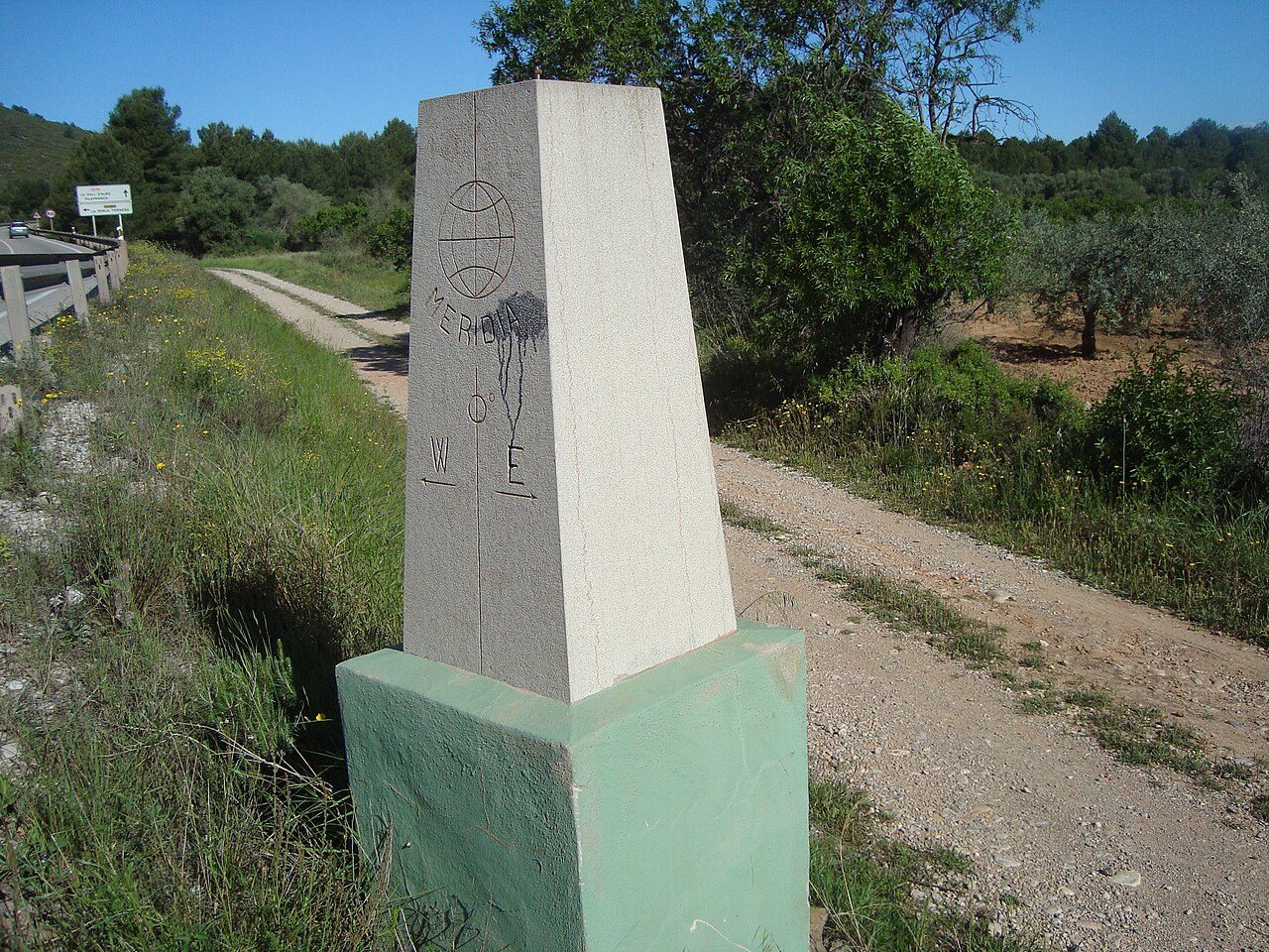 Monolito que marca el paso del meridiano cero junto a una carretera de La Pobla Tornesa, en Castellón.