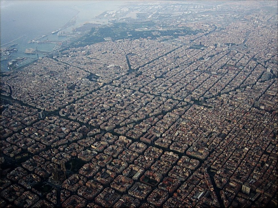 Fotografía aérea del Eixample de Barcelona con manzanas cuadradas regulares de esquinas cortadas en diagonal