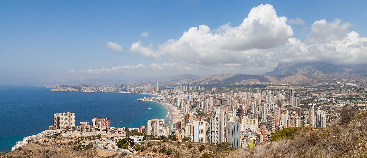 Panorámica de Benidorm con decenas de rascacielos junto a la playa de Levante y el mar Mediterráneo