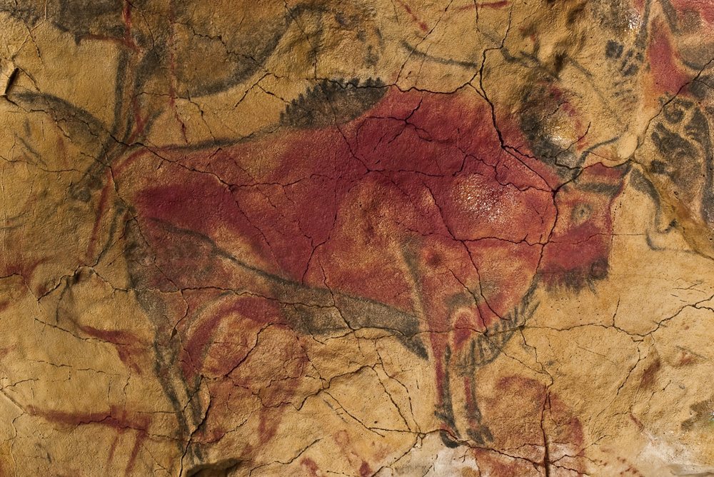 Bisonte pintado en rojo y negro sobre el techo de la cueva de Altamira