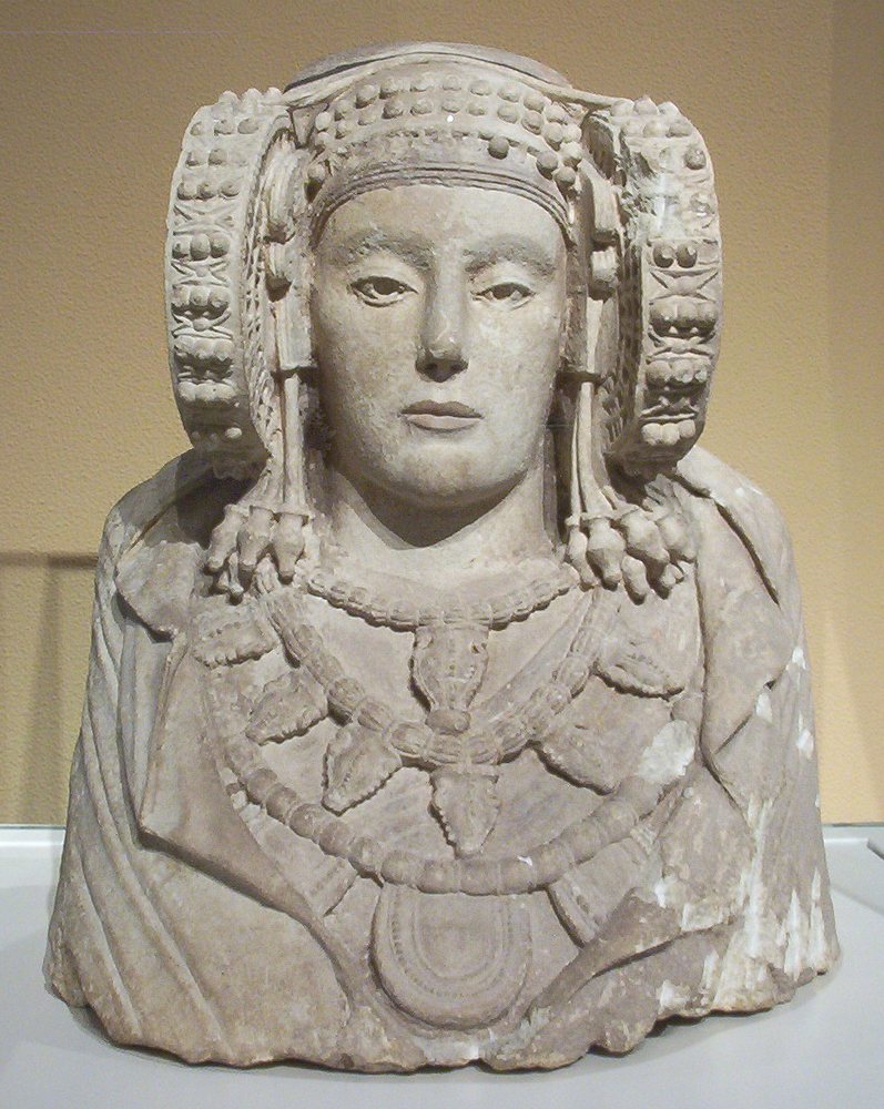 Busto de piedra de una mujer íbera con grandes rodetes y collares