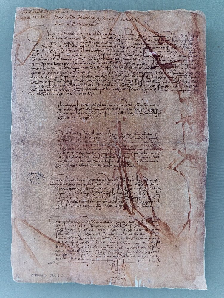 Página manuscrita del siglo XV con el texto de las Capitulaciones de Santa Fe entre los Reyes Católicos y Cristóbal Colón.