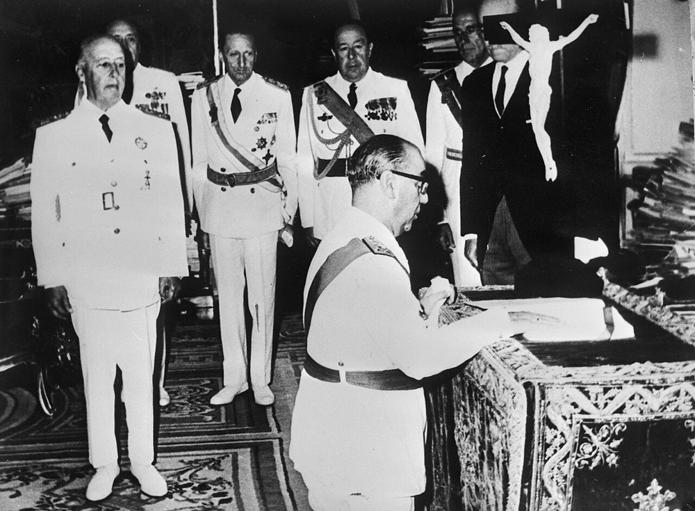 Carrero Blanco jura su cargo ante Franco (a la izquierda), en una foto difundida el día de su asesinato (20 de diciembre de 1973).
