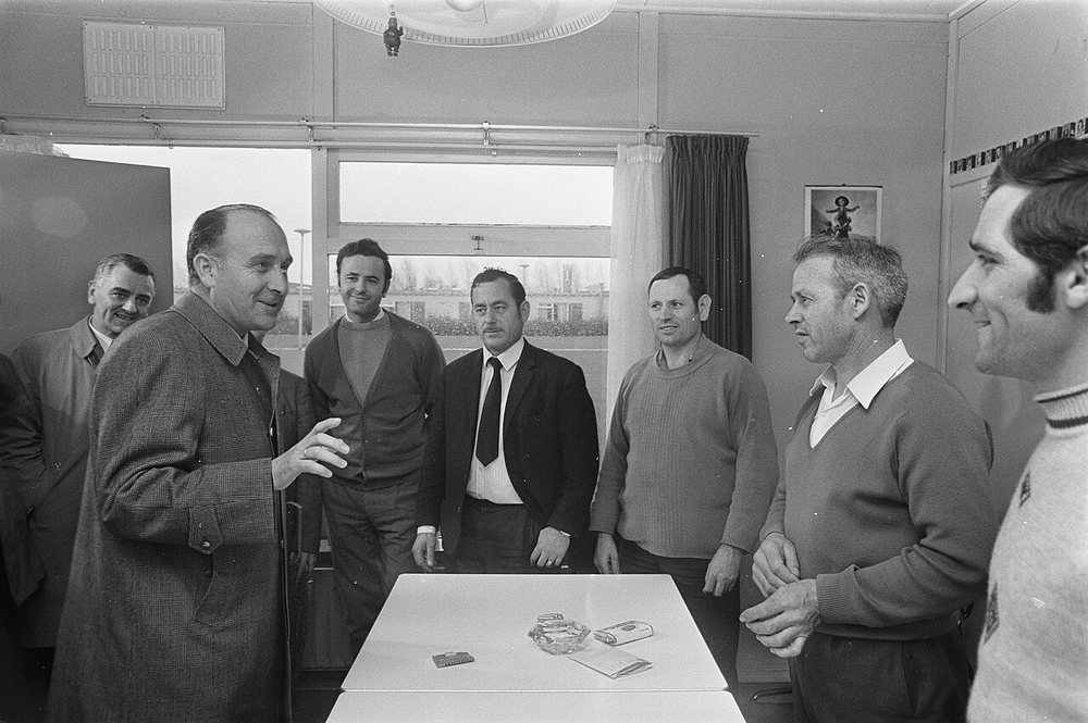 El ministro de Trabajo, Licinio de la Fuente, con emigrantes españoles en el campamento «El Prado» de Philips, en Eindhoven (Países Bajos), en 1970.