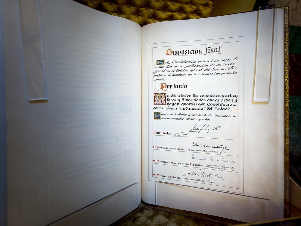 Ejemplar original de la Constitución de 1978, con la firma del rey, expuesto en el Congreso de los Diputados.
