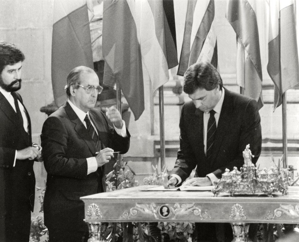 Felipe González firma el Tratado de Adhesión a la CEE en el Palacio Real de Madrid (12 de junio de 1985), junto a Fernando Morán y Manuel Marín.