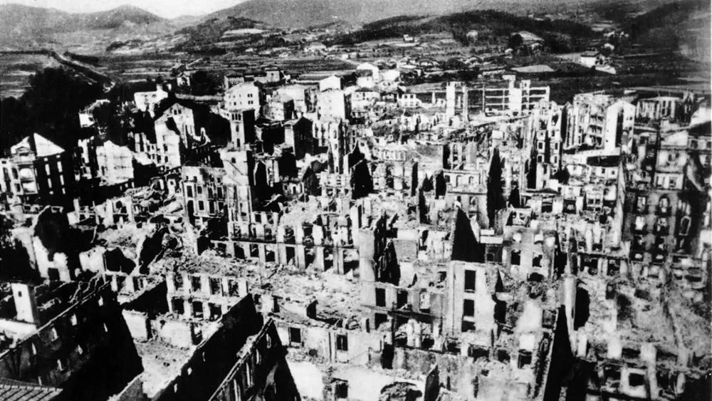 Guernica en ruinas tras el bombardeo del 26 de abril de 1937.