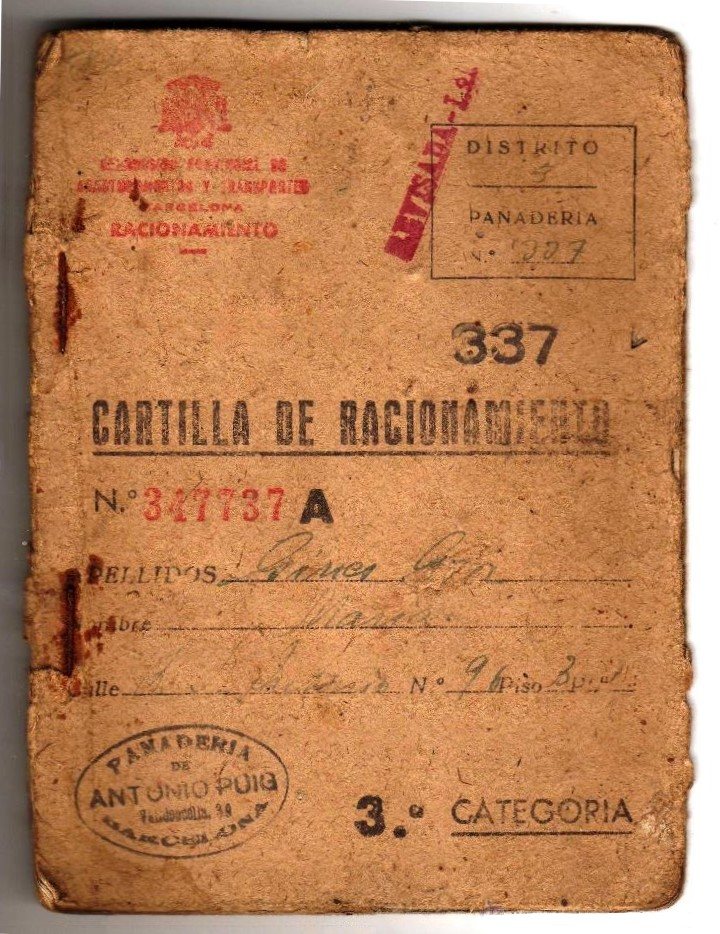 Cartilla de racionamiento de Barcelona (1941), con el sello de la panadería donde se recogía el pan.