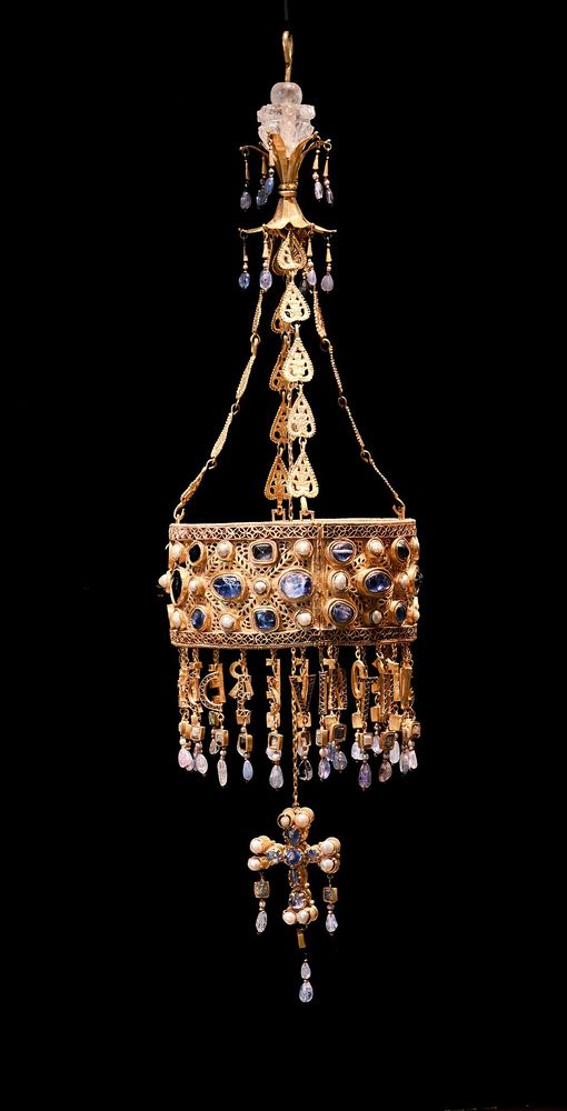 Corona votiva de Recesvinto (Tesoro de Guarrazar), Anónimo (atribuida a un taller toledano)
