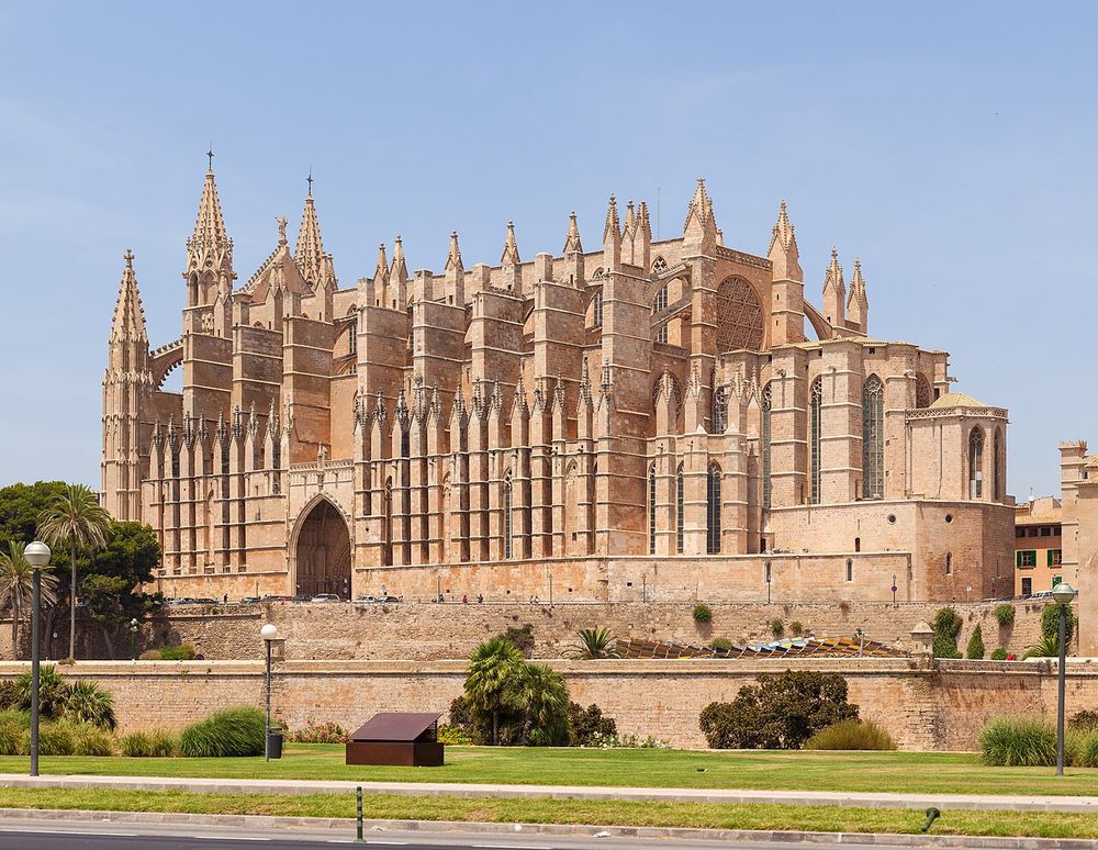 Catedral de Mallorca (La Seu), Varios maestros (Guillem Sagrera, maestro mayor c. 1420–1447); reforma de Antoni Gaudí
