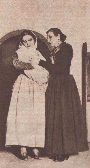 Fotografía antigua de dos actrices en una escena de Yerma, de García Lorca