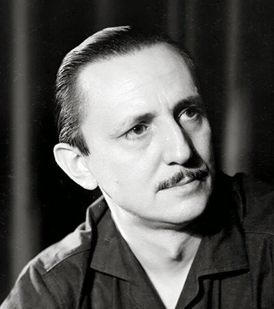 Retrato en blanco y negro de Antonio Buero Vallejo, de mediana edad, con bigote y camisa oscura