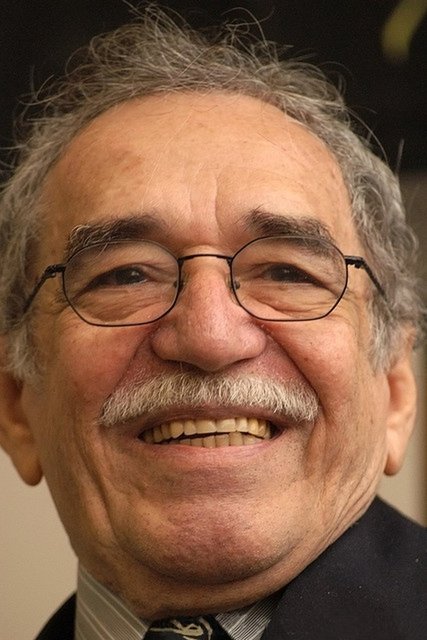 Fotografía en color de Gabriel García Márquez, ya mayor, sonriente, con gafas, el pelo canoso y bigote